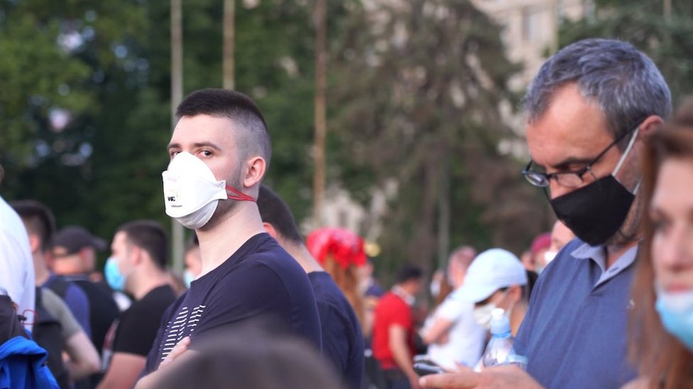 Korona virus: U Srbiji još 389 zaraženih, devet preminulih, svet zapanjen tvrdnjama iz Irana 3 ;ovek sa ya[titnom maskom korona virus