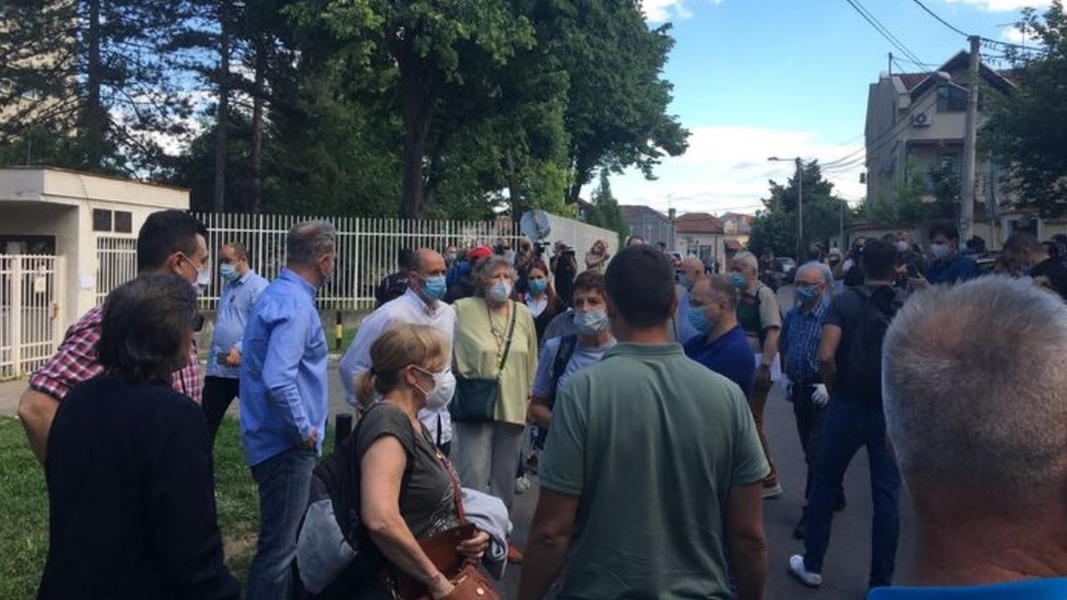 Protesti u Srbiji: U Beogradu tražili oslobađanje uhapšenih, mirni skupovi u drugim gradovima 2 Okupljeni ispred zgrade Centralnog zatvora u Beogradu