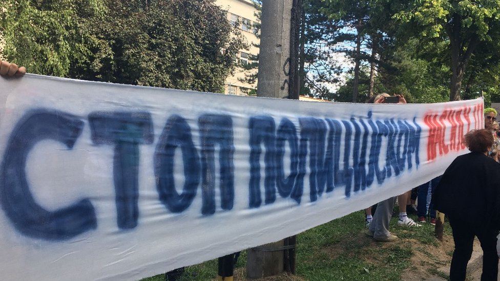 Protesti u Srbiji: U Beogradu tražili oslobađanje uhapšenih, mirni skupovi u drugim gradovima 1 Uhapšenima je navodno onemogućeno pravo na advokata, a protiv njih su svedočili samo policajci