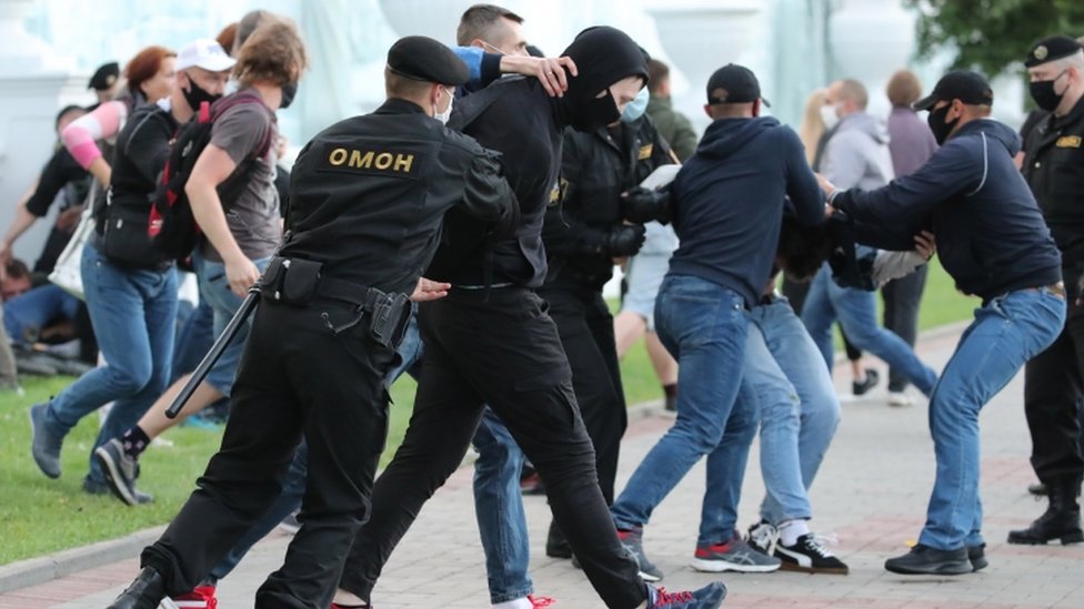 Policija i demonstranti u Minsku