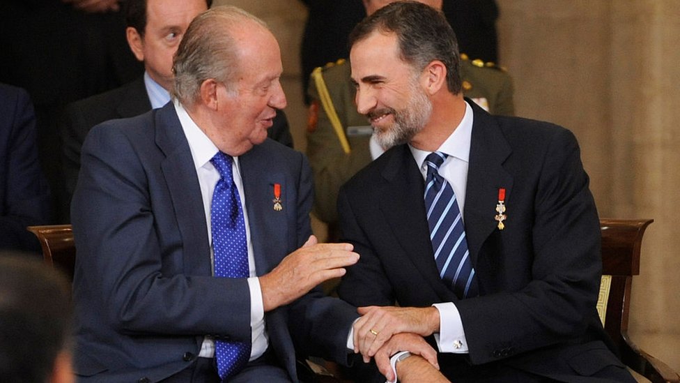 Španija i kraljevska porodica: Monarhija uzdrmana zbog tajnog švajcarskog bogatstva Huana Karlosa 6 King Felipe, right, and former King Juan Carlos