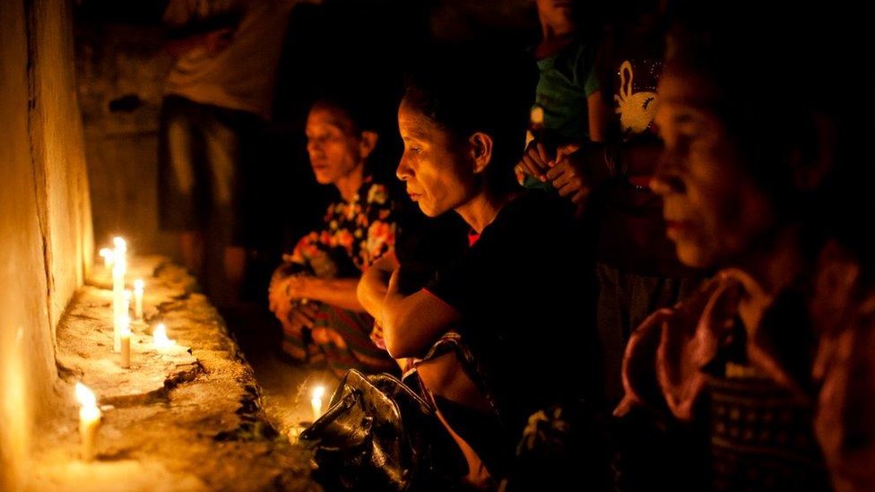 Žene izvode ritual pre početka kulturnog festivala
