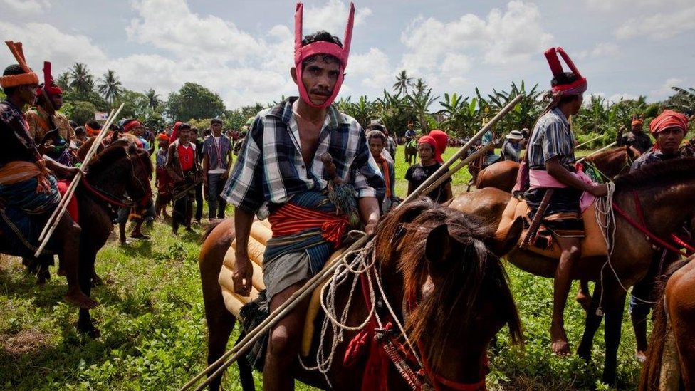 Muškari iz plemena Sumba jašu konje na festivalu Pasola