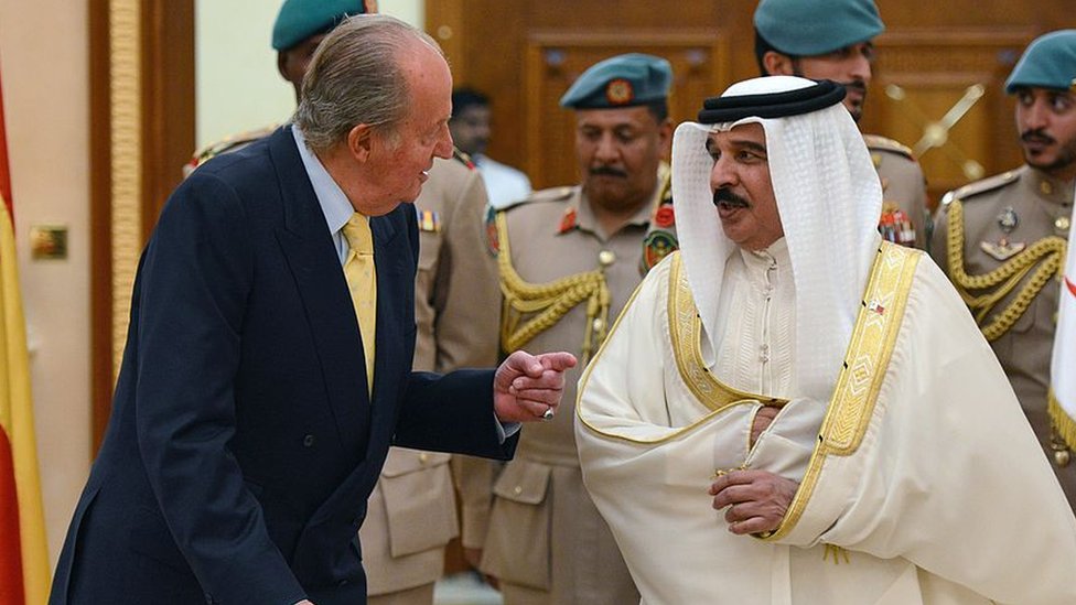 Španija i kraljevska porodica: Monarhija uzdrmana zbog tajnog švajcarskog bogatstva Huana Karlosa 5 King Juan Carlos and Bahraini King Hamad bin Isa Al-Khalifa in 2014