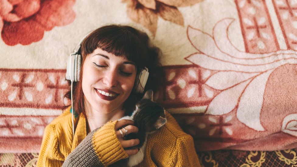 Letovanje kod kuće tokom pandemije: Kako uživati u odmoru bez putovanja 1 Mlada devojka sa mačkom