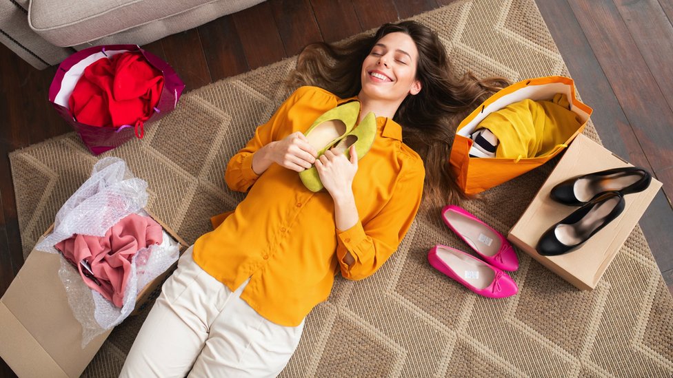 Letovanje kod kuće tokom pandemije: Kako uživati u odmoru bez putovanja 6 Mlada devojka sa mačkom