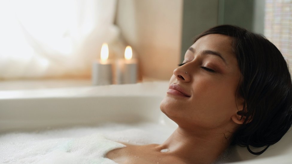 Letovanje kod kuće tokom pandemije: Kako uživati u odmoru bez putovanja 5 Žena se opušta u kadi