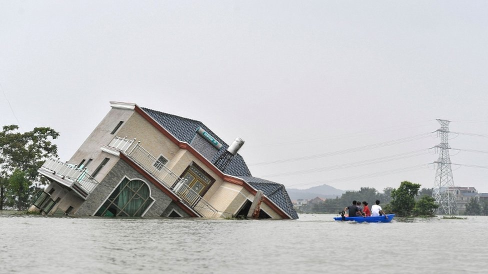 Stanovnici obilaze svoju poplavljenu kuću čamcem, 15. jul 2020.