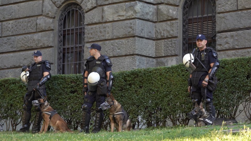 Policajci i psi na protestima u Beogradu, jul 2020