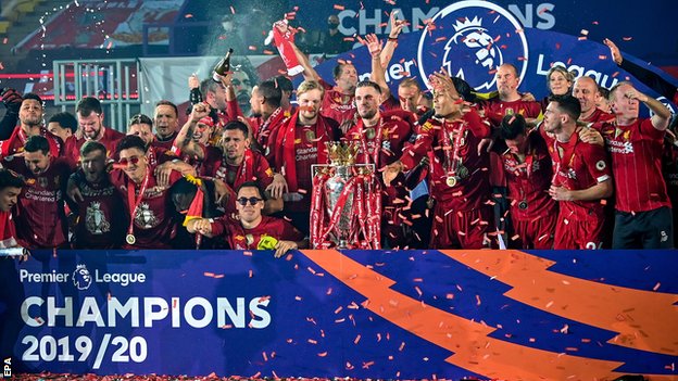 Liverpul šampion Premijer lige: Kako je proslavljena prva titula posle 30 godina 1 Liverpool's players celebrate as they lift the Premier League trophy