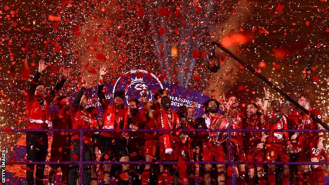 Liverpul šampion Premijer lige: Kako je proslavljena prva titula posle 30 godina 2 Liverpool's players celebrate lifting the Premier League trophy