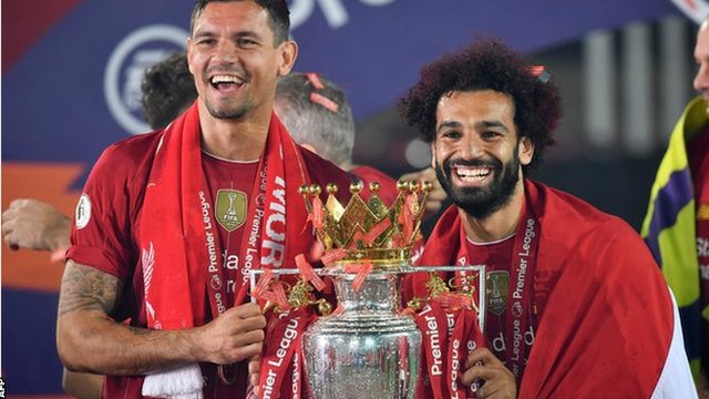 Liverpul šampion Premijer lige: Kako je proslavljena prva titula posle 30 godina 4 Liverpool's Mohamed Salah (right) celebrates with defender Dejan Lovren