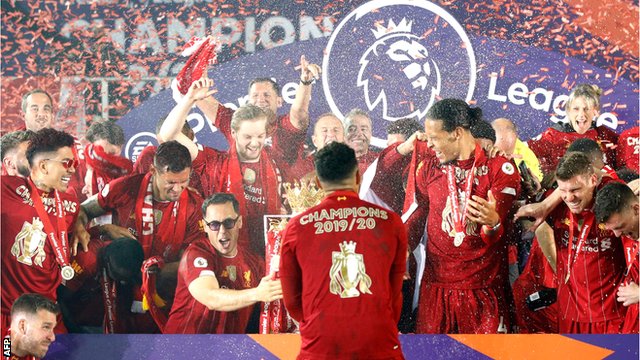 Liverpul šampion Premijer lige: Kako je proslavljena prva titula posle 30 godina 5 Liverpool's players celebrate as they lift the Premier League trophy