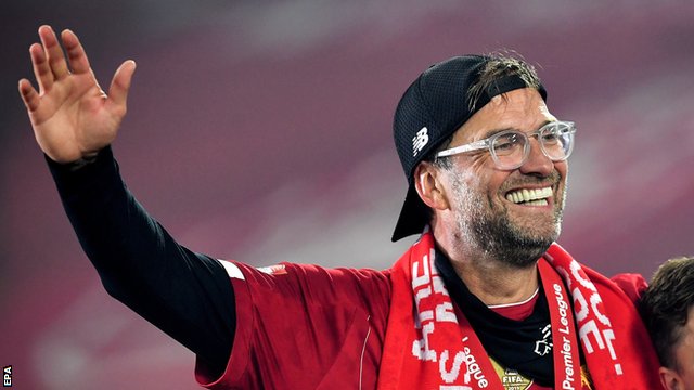 Liverpul šampion Premijer lige: Kako je proslavljena prva titula posle 30 godina 6 Liverpool manager Jurgen Klopp celebrates on the pitch with his players