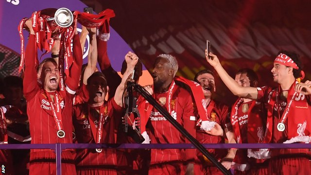 Liverpul šampion Premijer lige: Kako je proslavljena prva titula posle 30 godina 7 Liverpool's players celebrate as they lift the Premier League trophy