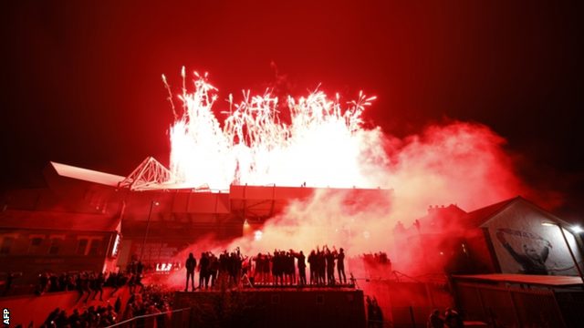 Liverpul šampion Premijer lige: Kako je proslavljena prva titula posle 30 godina 8 The spectacular firework display inside Anfield captured from outside the ground