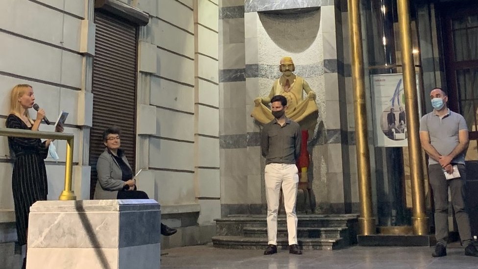 Korona virus i pozorište u Srbiji: Kako izgleda predstava u doba pandemije 1 Deo predstave igra se napolju, ispred pozorišta