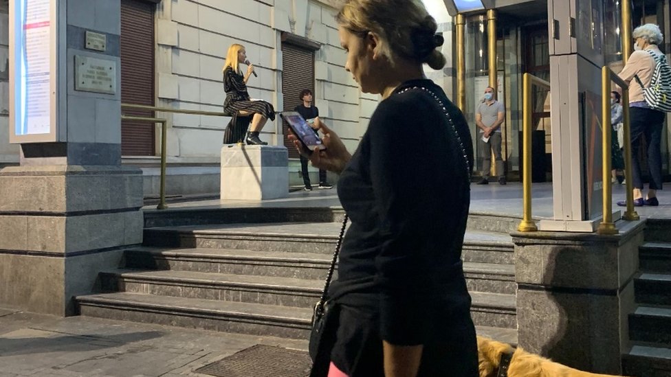 Korona virus i pozorište u Srbiji: Kako izgleda predstava u doba pandemije 2 Predstava je privukla pažnju slučajnih prolaznika