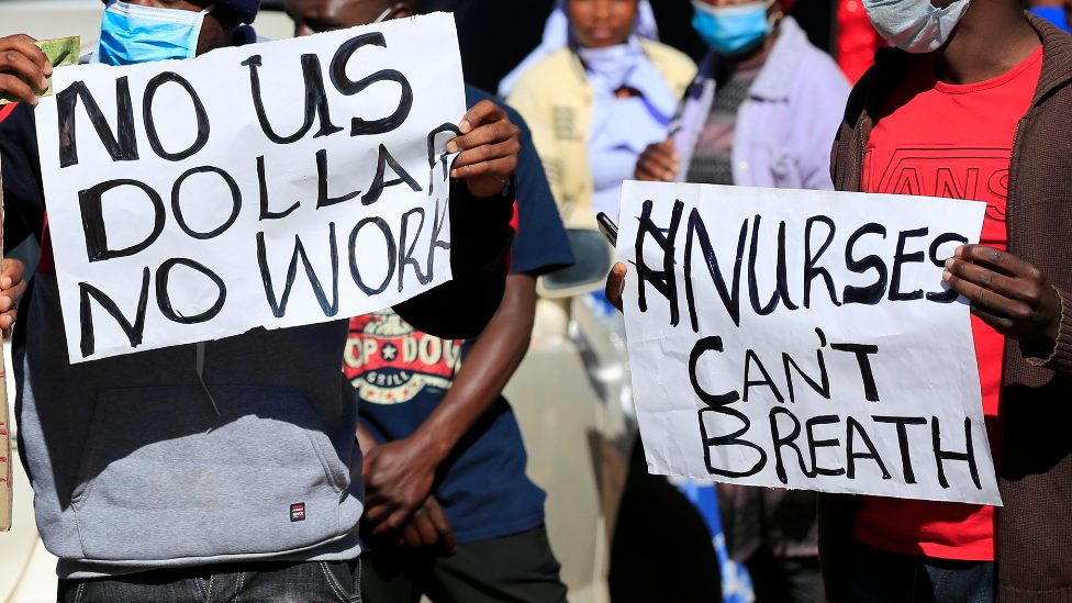 Korona virus, Afrika i medicinski radnici: Sedam mrtvorođenih beba za jednu noć u bolnici u Zimbabveu 3 Nurses demonstrating outside Harare Central Hospital in July 2020