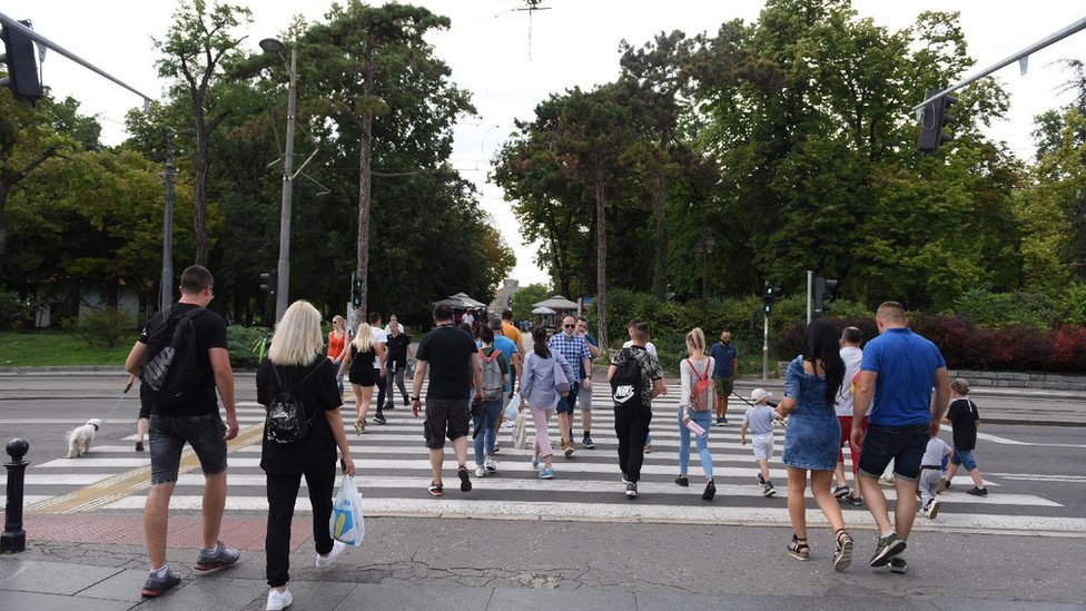 Korona virus: U Srbiji 372 novoobolelih, mladi su mogući krivci za nove pikove u Evropi, upozorava SZO 3 beograd korona