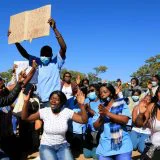 Glavni opozicioni lider Zimbabvea podneo ostavku, tvrdeći da je njegovu stranku zaposela vladajuća 1