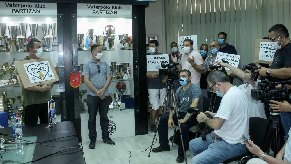 Ko i zašto čuva leđa Rakasovoj? 1