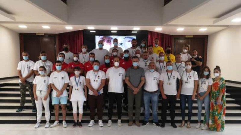 Aplauzi medicinarima, zvižduci rukovodiocima 1