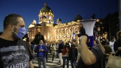 Policija potisnula demonstrante od Skupštine, ima povređenih na obe strane (FOTO/VIDEO) 14