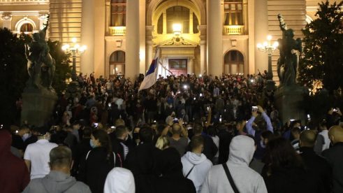 Policija potisnula demonstrante od Skupštine, ima povređenih na obe strane (FOTO/VIDEO) 21