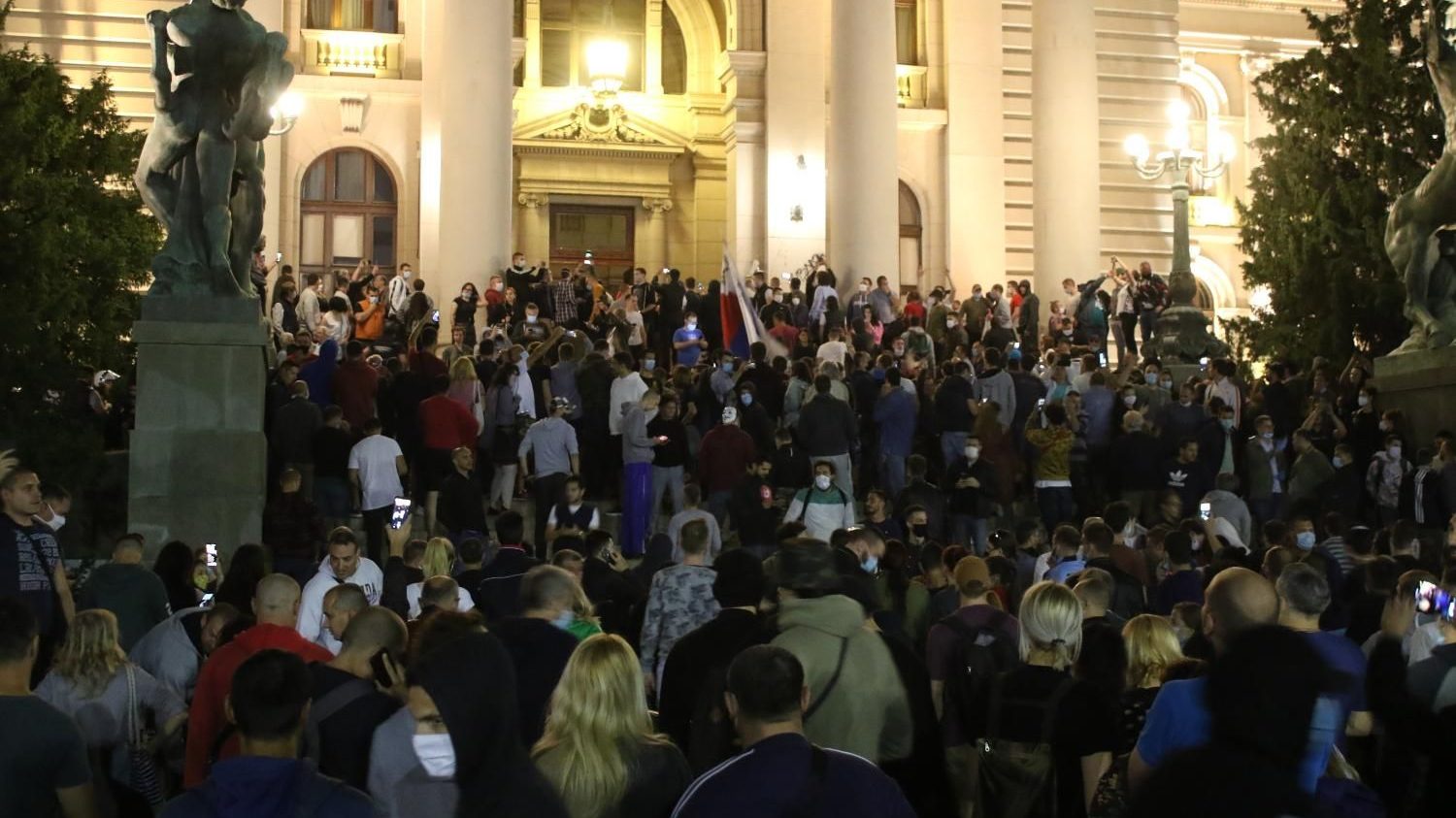AP: Srbi protestuju zbog ponovnog uvođenja protivepidemijskih mera 1