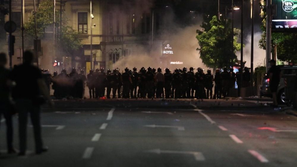 SNS ubacuje nasilnike kako bi obesmislio pobunu (VIDEO) 1