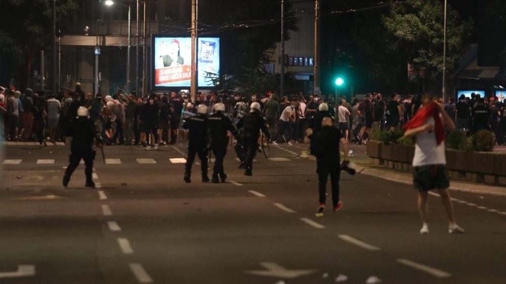 Tokom sinoćnjeg protesta povređeno 19 policajaca i 17 demonstranata 1