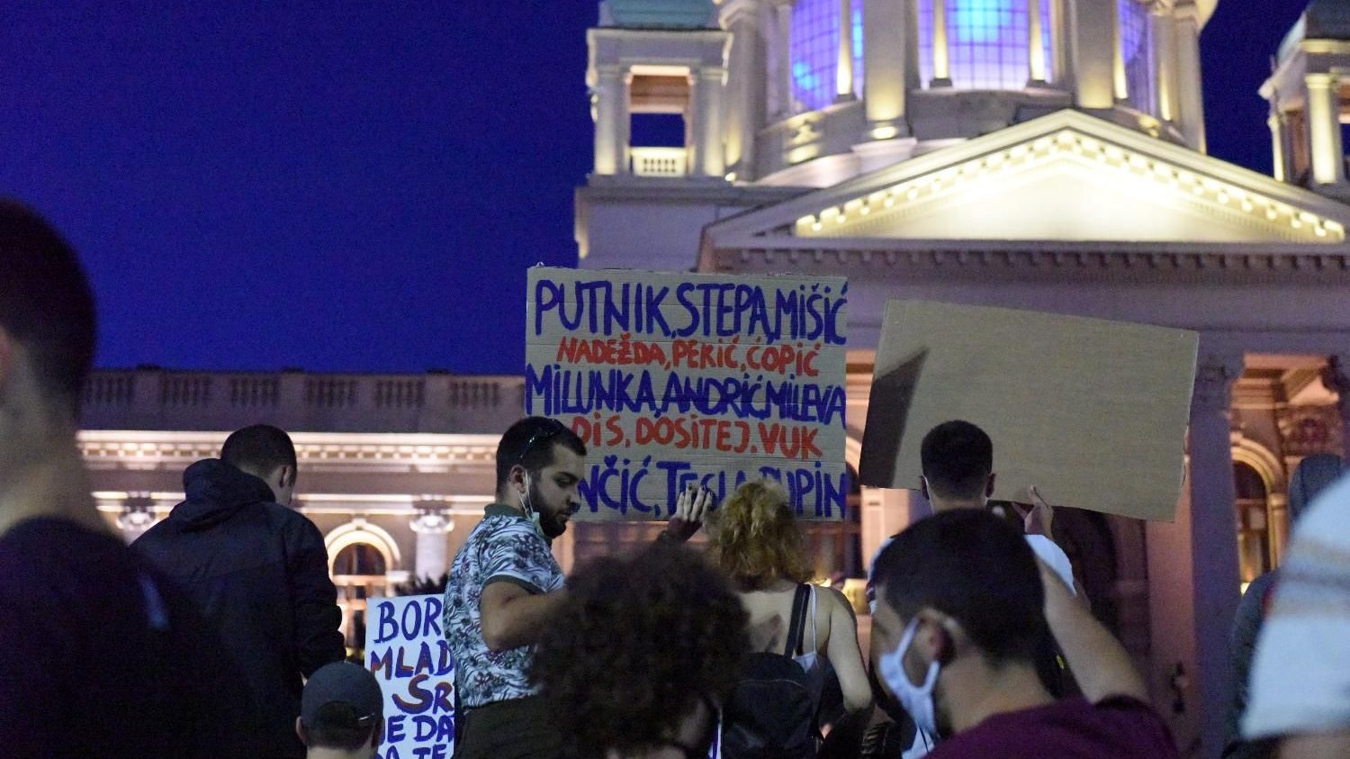 Treće veče protesta prošlo bez većih incidenata (FOTO, VIDEO) 1