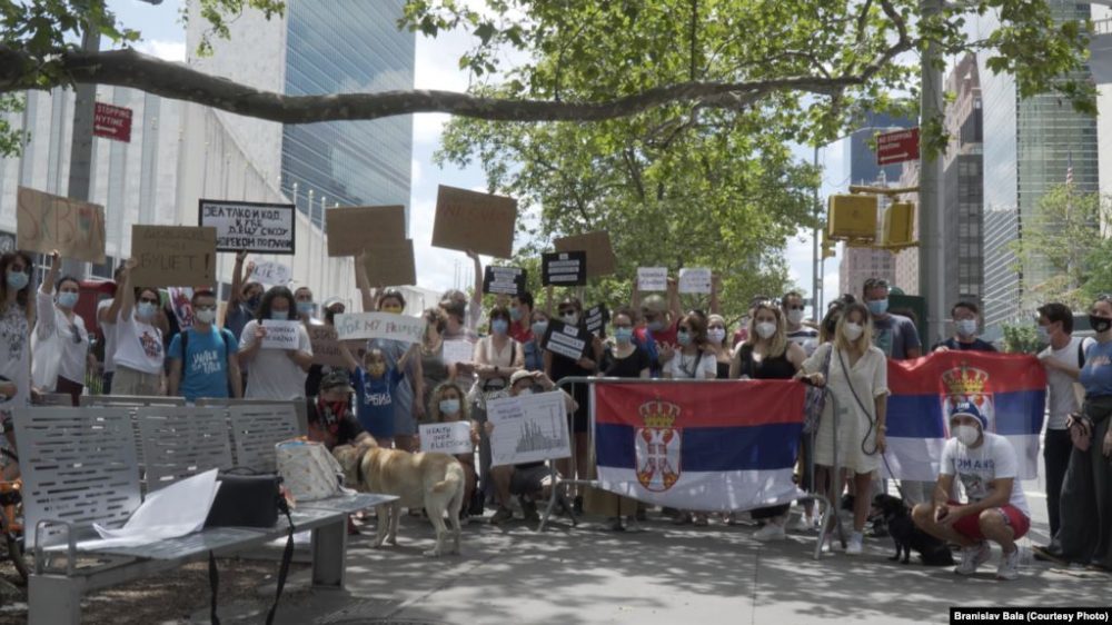 VoA: Protest u Njujorku u znak podrške demonstracijama u Srbiji (VIDEO) 1