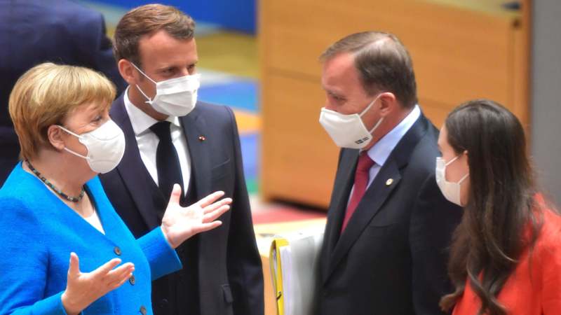 Francuski mediji: Makron na samitu u Briselu udario pesnicom o sto 1