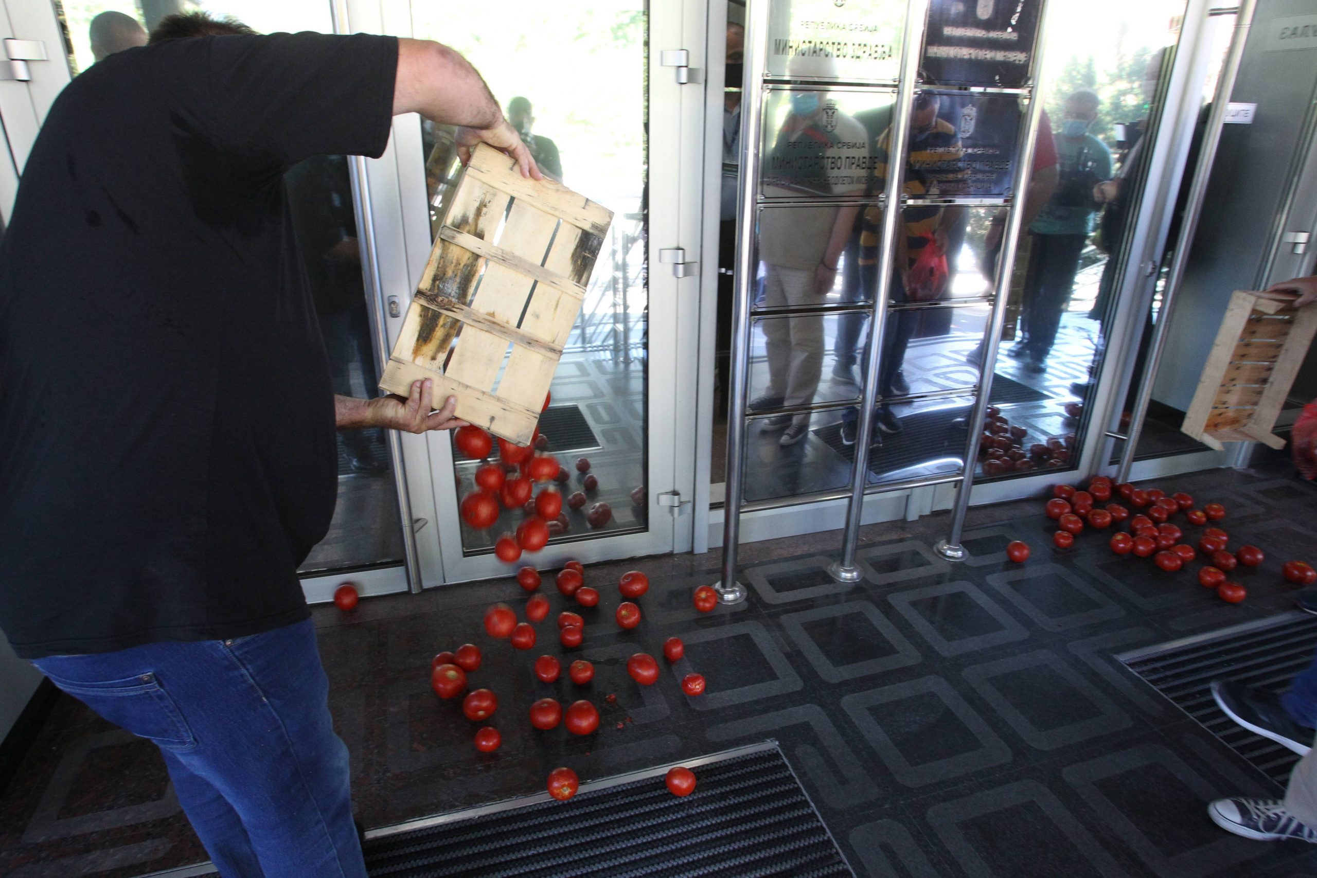 Poljoprivrednici nezadovoljni uvozom paradajza održali protest ispred ministarstva 1