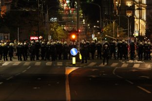 Policija rasterala demonstrante suzavcima i oklopnim vozilima iz centra Beograda (VIDEO, FOTO) 23