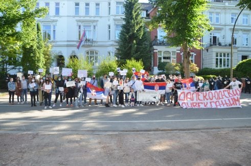 Protest ispred konzulata Srbije u Hamburgu (FOTO, VIDEO) 7