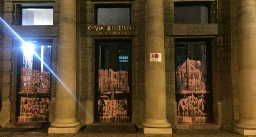 Studenti ofarbali glavna vrata Filološkog fakulteta u pink (FOTO) 1