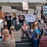 Jovo Bakić na protestu ispred Prekršajnog suda: Gledaće "Povratak otpisanih" 1