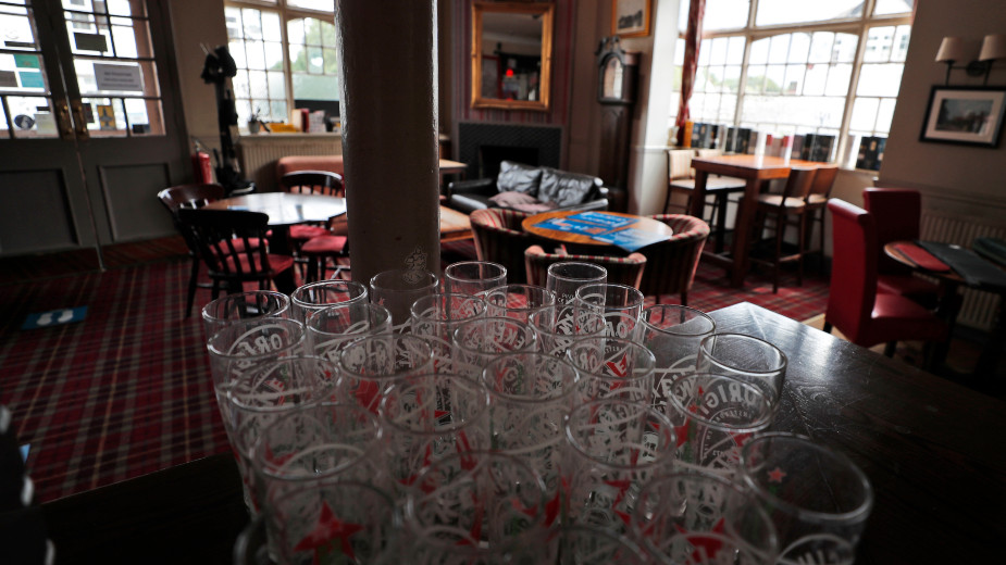 Engleska otvara pabove uz mere predostrožnosti zbog pandemije 1