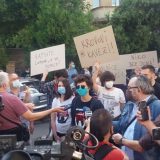 Održan protest ispred CZ-a, Đilas napustio skup posle skandiranja mase (VIDEO) 1