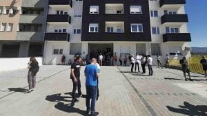Stanari na Somborskom bulevaru u Nišu sprečili izvršitelja da im popiše stanove zbog duga investitora 2