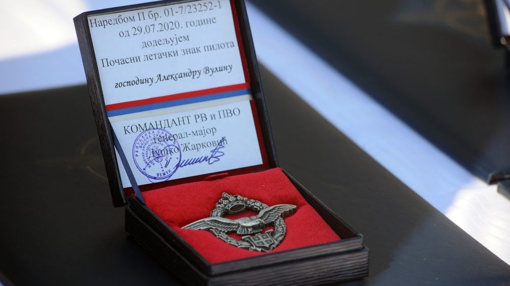 Vulinu uručen počasni letački znak pilota 1