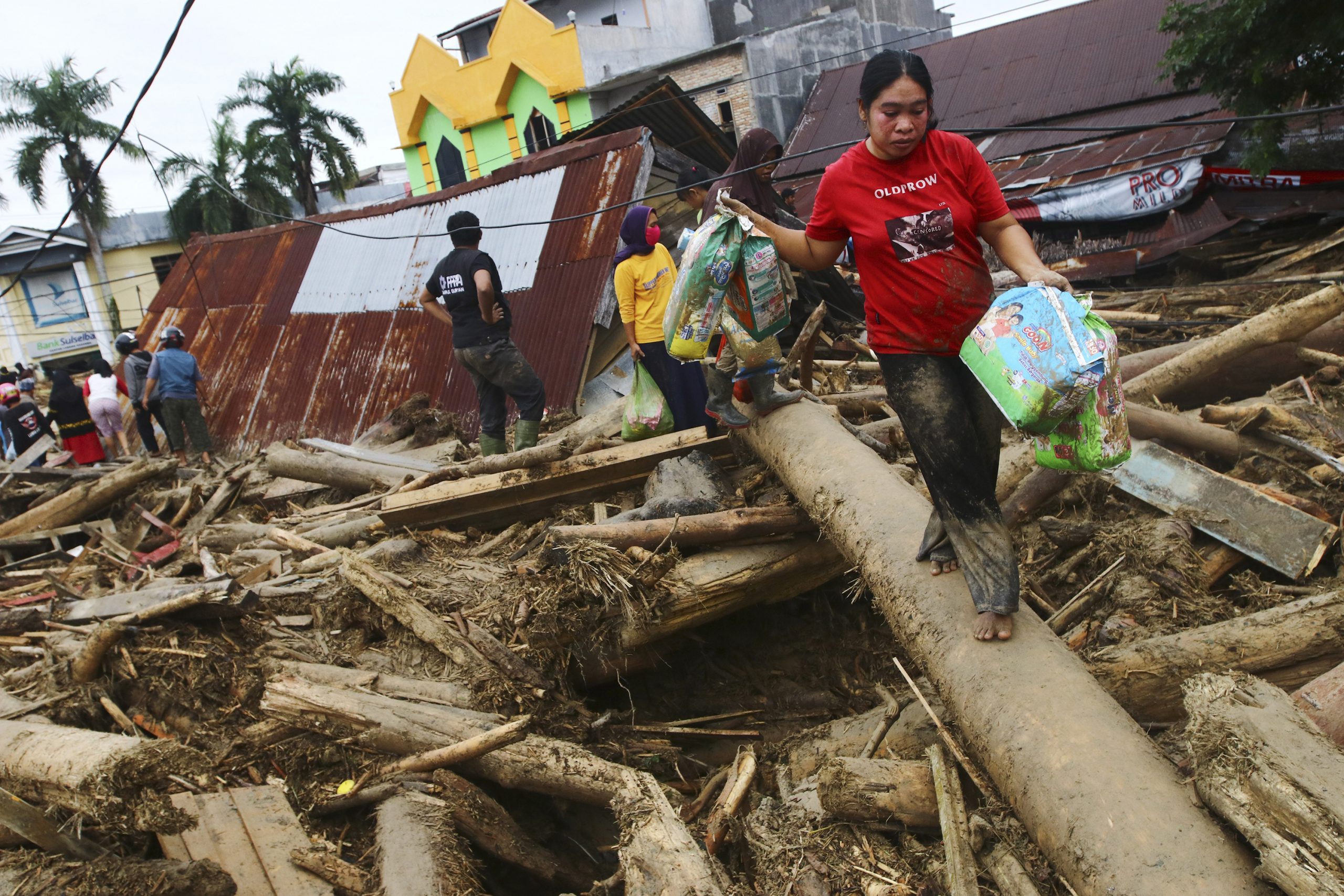 Najmanje 16 osoba poginulo, za 23 se traga u poplavama u Indoneziji 1