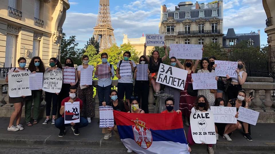 Studenti u Parizu dočekali Vučića: Ti si kovid Srbije 1