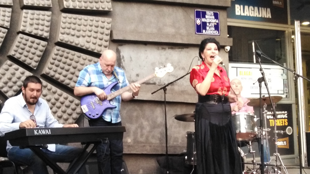 Na platou ispred Doma omladine održan koncert Beti Đorđević & Trio 1