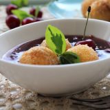 Recept nedelje: Mamaljuga knedle u sosu od višanja 5