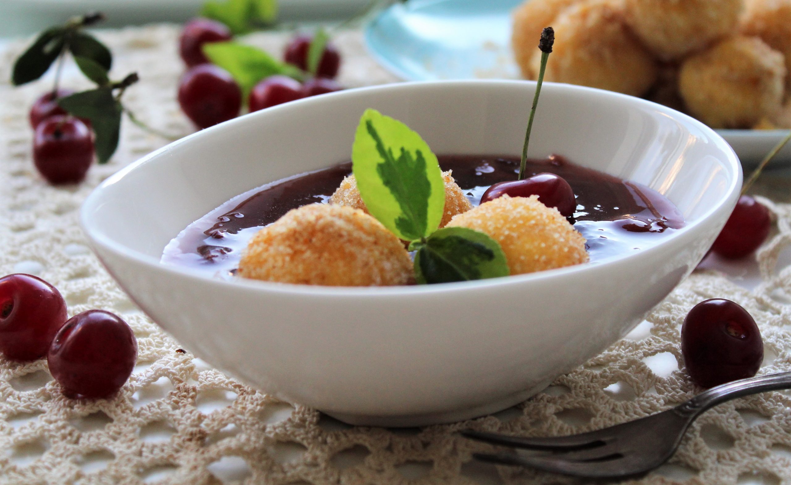 Recept nedelje: Mamaljuga knedle u sosu od višanja 1