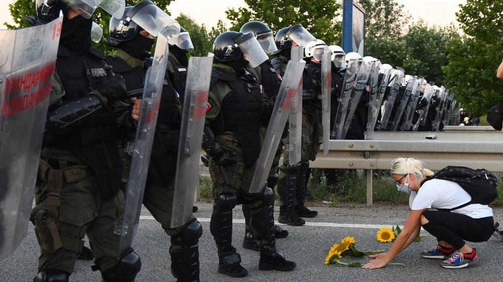 Batinaši SNS premlaćuju demonstrante u Novom Sadu 1